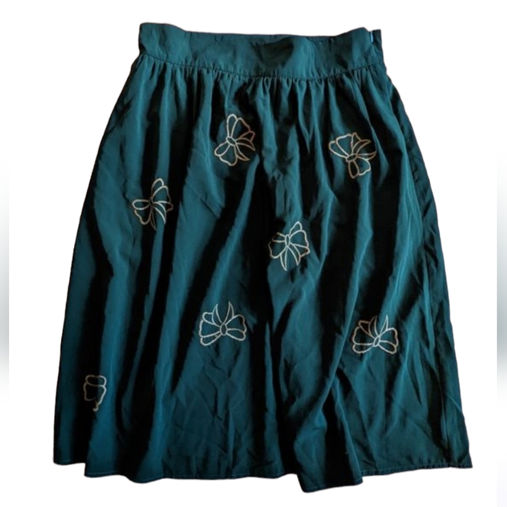 Green skirt with bow embroidery